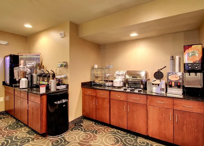 Cobblestone & - Hotel Newton